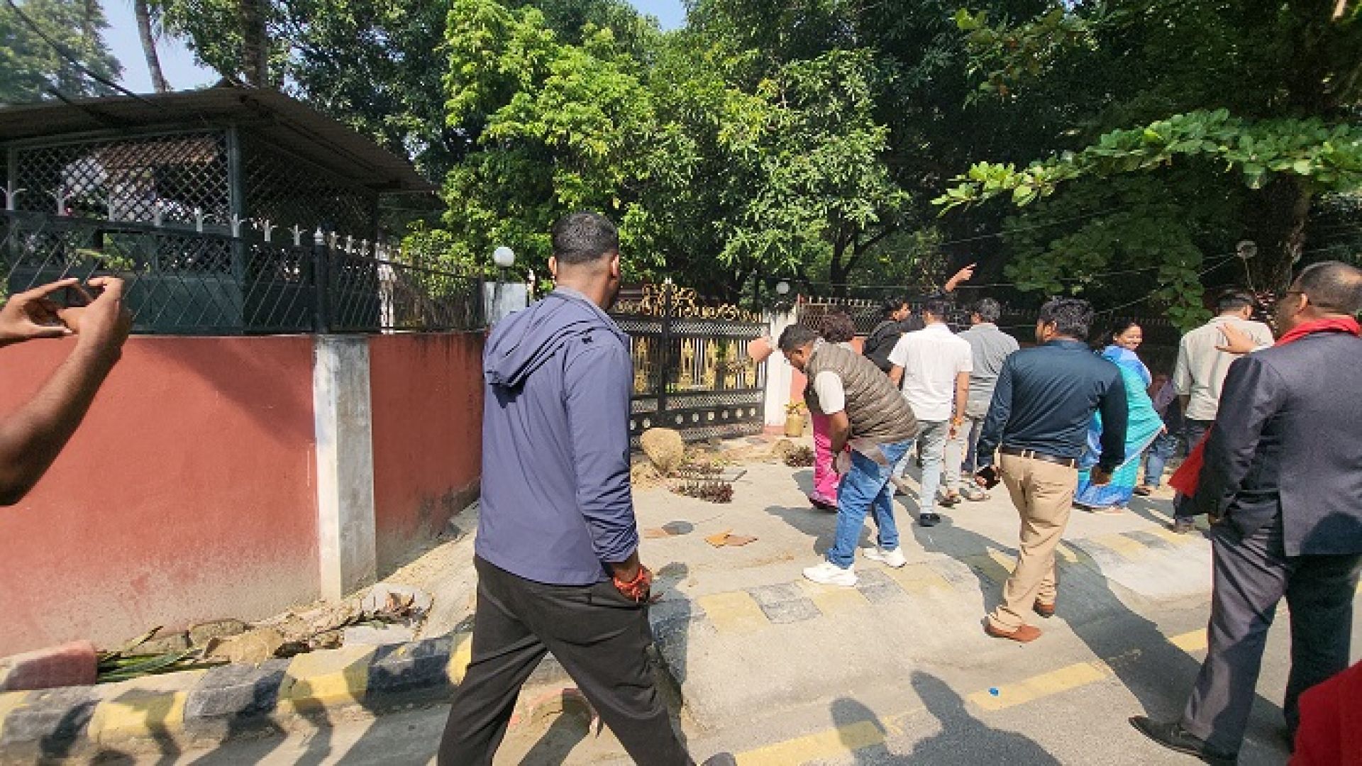 मुख्यमन्त्री नियुक्तको विषयलाई लिएर मधेस प्रदेश प्रमुख कार्यालय अगाडि तोडफोड